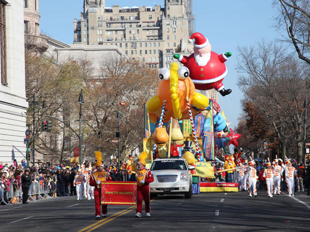 At what time does the thanksgiving parade start