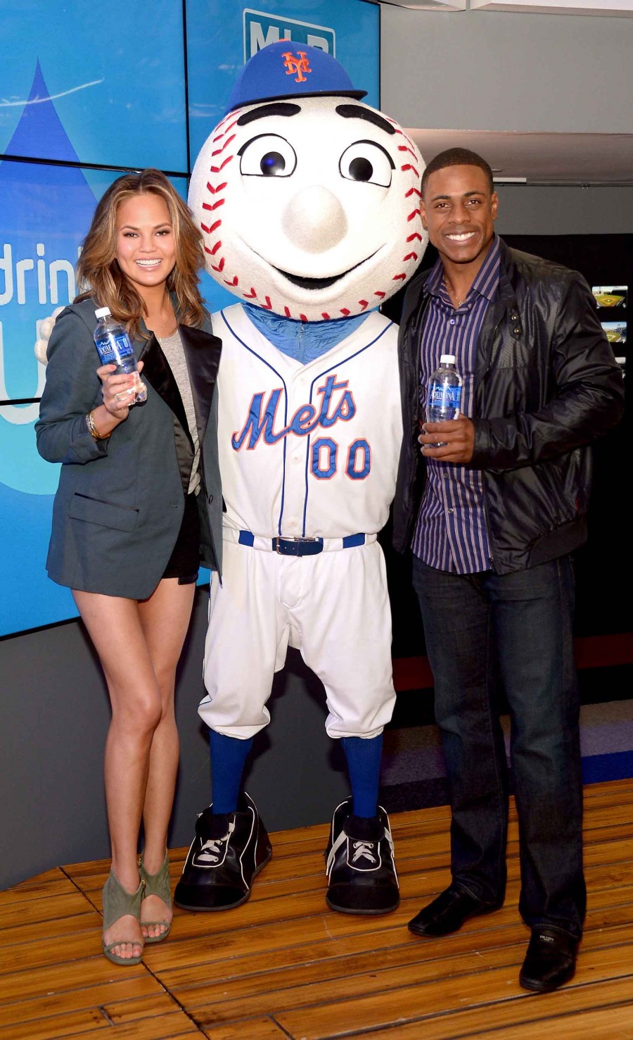 The Mets' Curtis Granderson & Sports Illustrated Model Chrissy Teigen  #SpreadtheWater Word With Aquafina