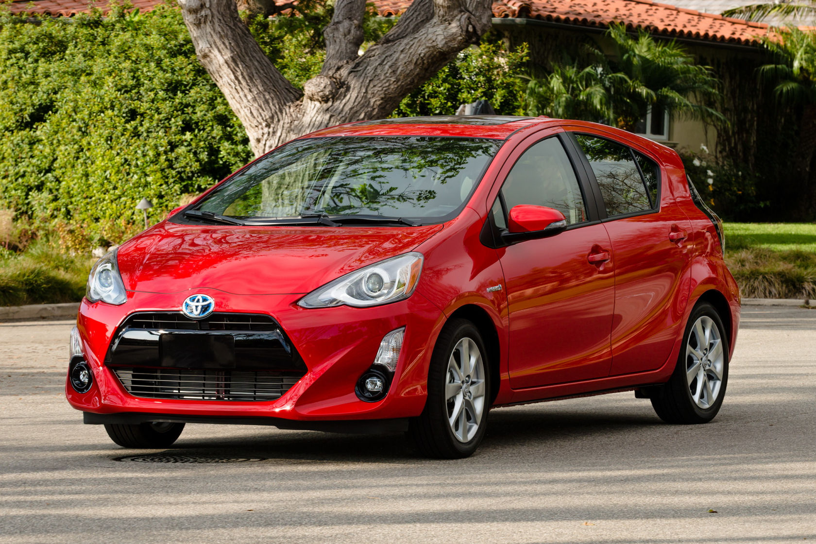 2016 Toyota Prius c  Manufacturer image