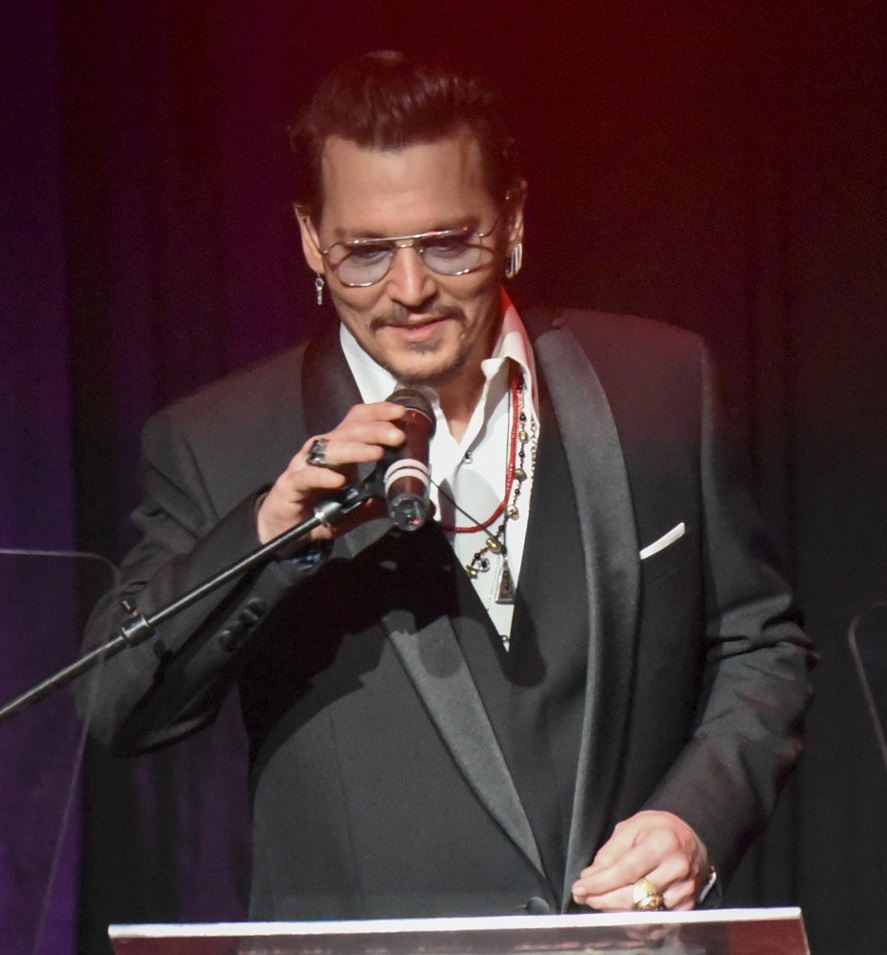 Johnny Depp to Receive Rhonda’s Kiss ‘Healing & Hope Award’