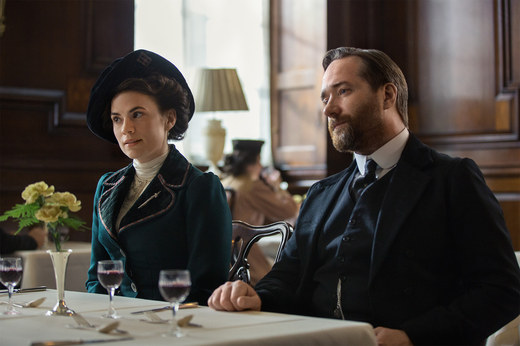 Hayley Atwell (Margaret Schlegel) and Matthew Macfadyen howards end