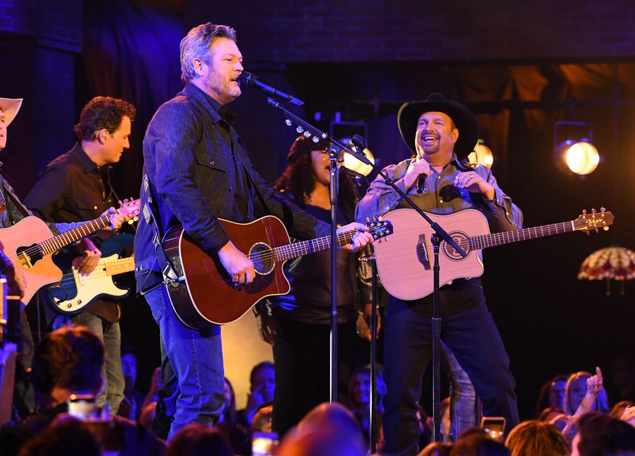 country music awards, blake shelton, garth brooks