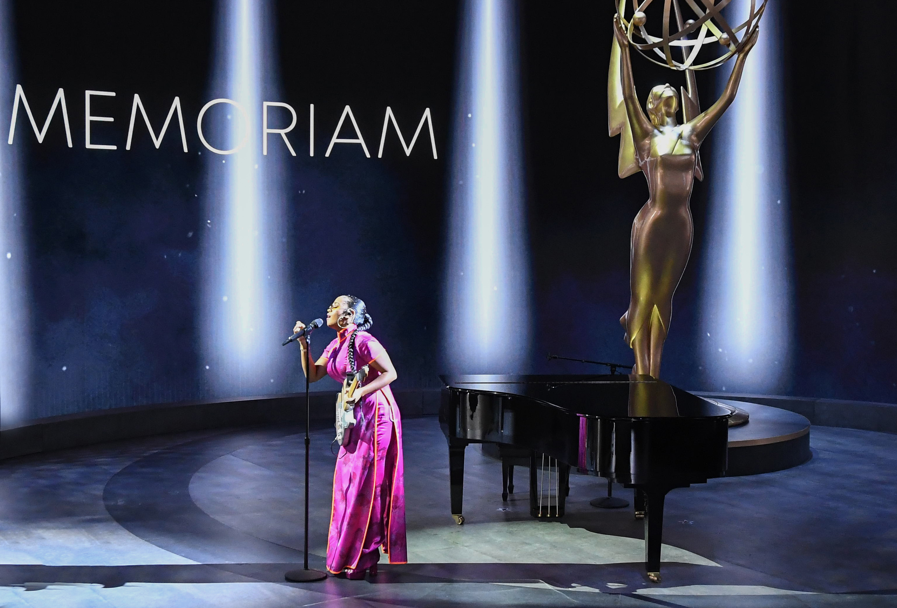 her, emmys, fender, guitar