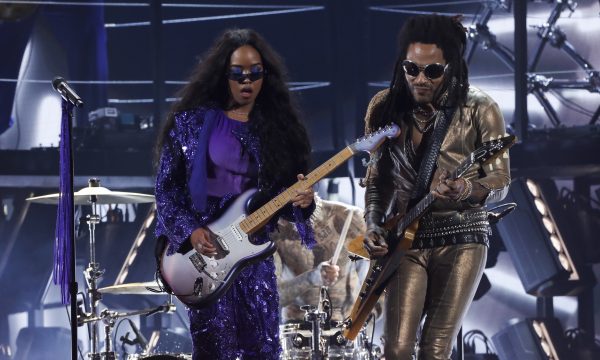 H.E.R. with LENNY KRAVITZ, TRAVIS BARKER, JIMMY JAM and TERRY LEWIS performing at THE 64TH ANNUAL GRAMMY AWARDS, broadcasting live Sunday, April 3 (8:00-11:30 PM, LIVE ET/5:00-8:30 PM, LIVE PT) on the CBS Television Network, and available to stream live and on demand on Paramount+*. -- Photo: Cliff Lipson/CBS ©2022 CBS Broadcasting, Inc. All Rights Reserved.