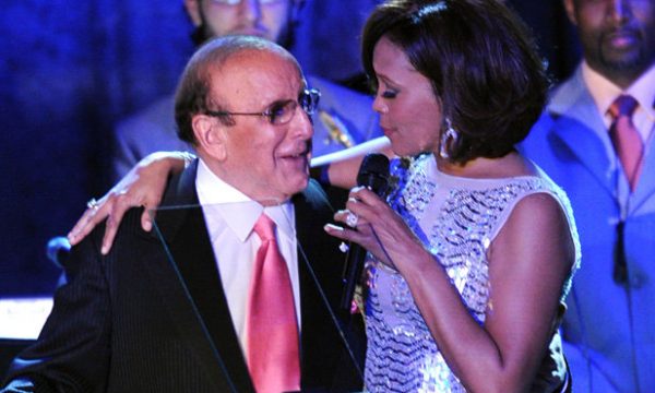 1635069-125901558-whitney-houston-clive-davis-2011-617x409