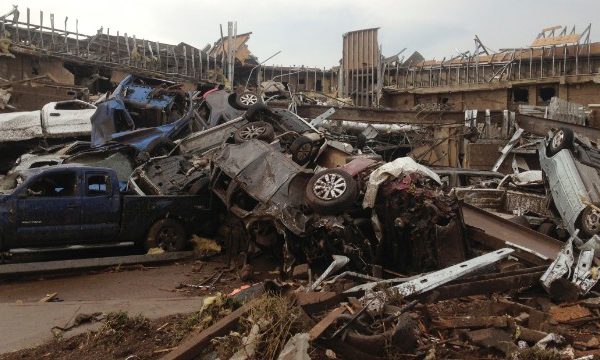 20130520194053Tornado_damage