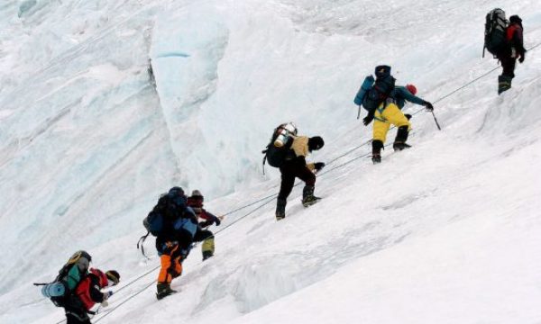20140419085306Mount_Everest_Climbers