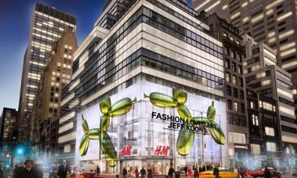 HM Balloon Dog Facade