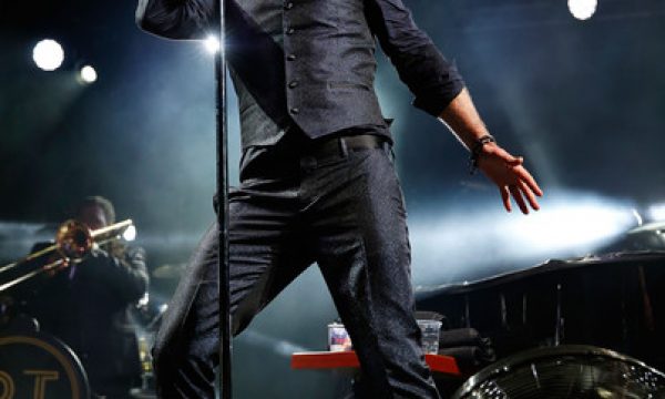 20140710153114Robin_Thicke_Flowers