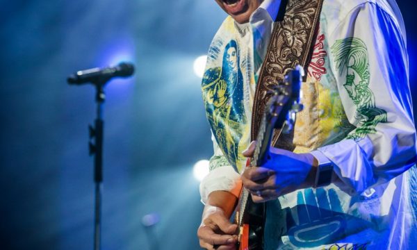 20141030102154Pitbull_and_carlos_Santana