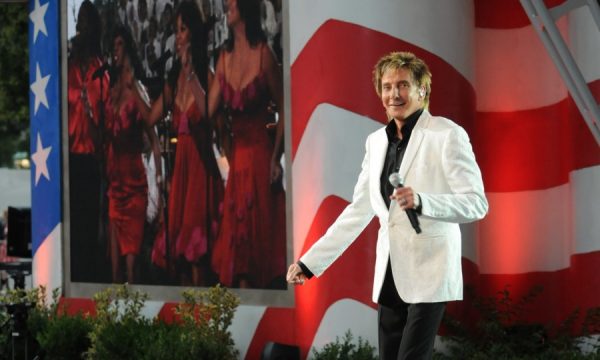 20150613122046Barry_Manilow