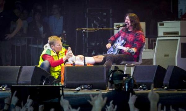 20150616190725Dave_Grohl_Injured