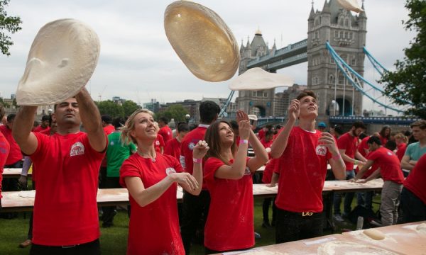 20150627113409Papa_John_s_pizza_guinnes_world_records