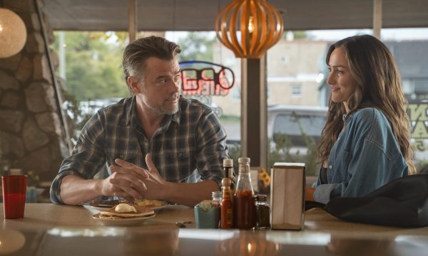 RANSOM CANYON SEASON 2. (L to R) Josh Duhamel as Staten and Minka Kelly as Quinn in Episode 203 of Ransom Canyon Season 2. Cr. Jeff Neumann/Netflix © 2025