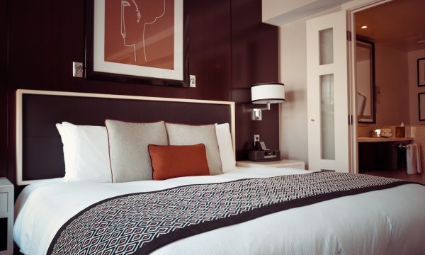 black-and-grey-bedspread-on-bed-and-pillow-164595_ZMi1iMe