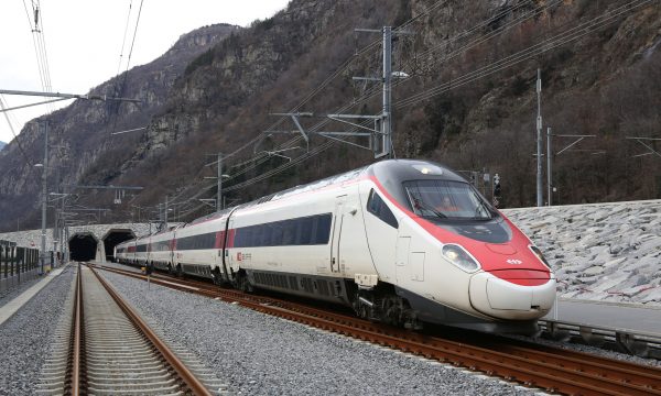 EuroCity beim Südportal des Gotthard-Basistunnels, Tessin / Eur