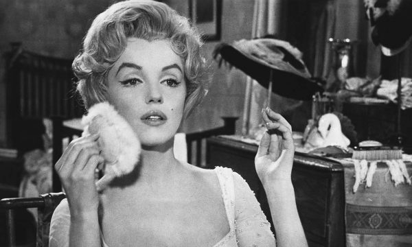 marilyn_monroe_putting_on_makeup_-_the_prince_and_the_show_girl_-_photofest_still_-_h_2019_